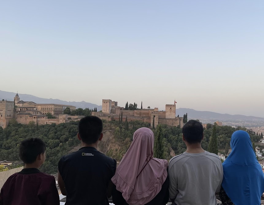 Panorama Istana AlHambra dari Mirador de San Nicolas. Ki-Ka: Nasrid Palaces, Palace of Charles V, Alcazaba, dan Pemandangan Kota Granada dari atas bukit. AnnasFam. Ki-Ka: Miftah H. Qadri, Faris D. Qadri, Linda Salma A., Annas Vijaya, Tsurayya H. Qadri.
