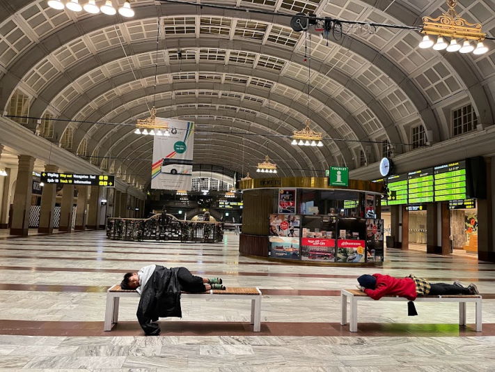AnnasFam @ Stockholm Railway Station at 3 AM waiting for the first train at 4 AM